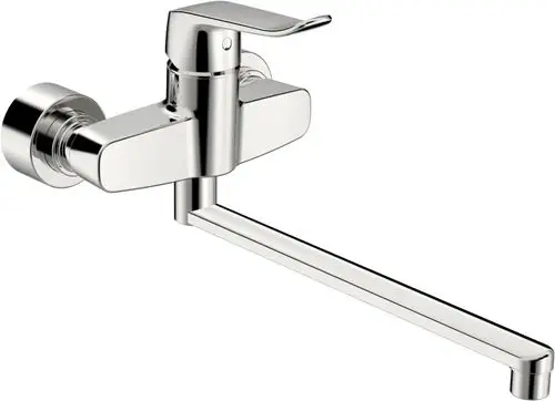 Ein HANSAMischer in glänzendem Chrom mit einem langen Bedienungshebel und einer ausgezogenen Wasserabgabe, montiert an der Wand.